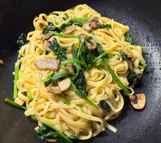 Stir Fried Spaghetti with Mushroom & Spinach